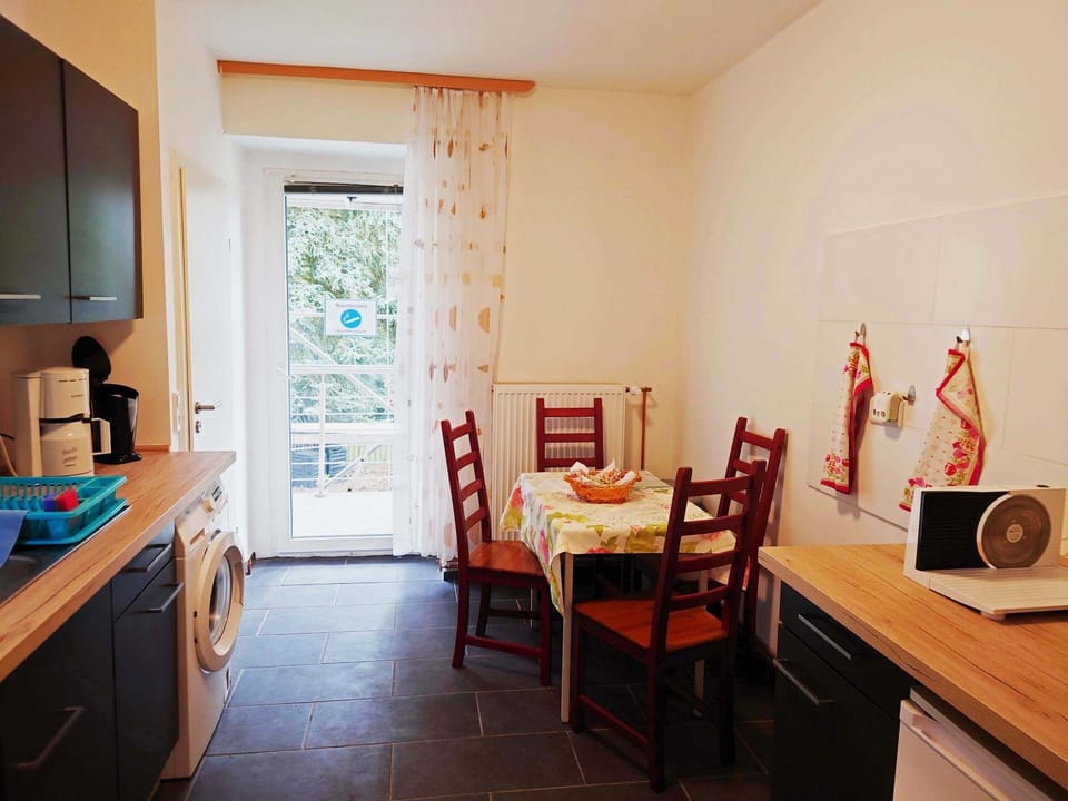 Kitchen or kitchenette, Dining area