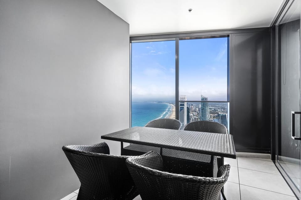 Gorgeous Oceanview 2B2B beachfront apartment in Surfers Apartment in Surfers Paradise