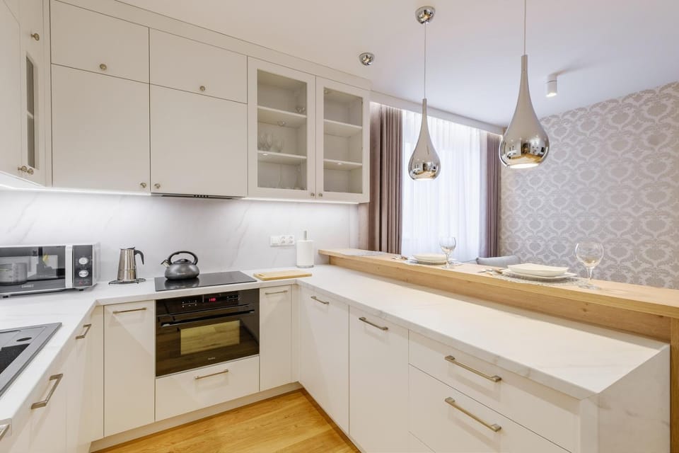 Kitchen or kitchenette, dishwasher, stove