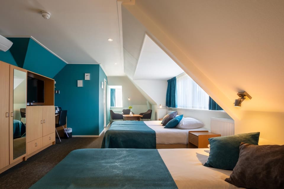 Bed, TV and multimedia, Photo of the whole room, Seating area, Bedroom