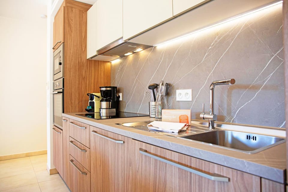 Coffee/tea facilities, Kitchen or kitchenette, stove