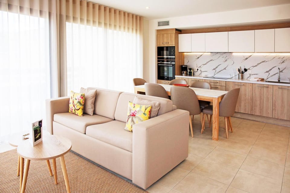 Kitchen or kitchenette, Living room, Seating area, Dining area, stove