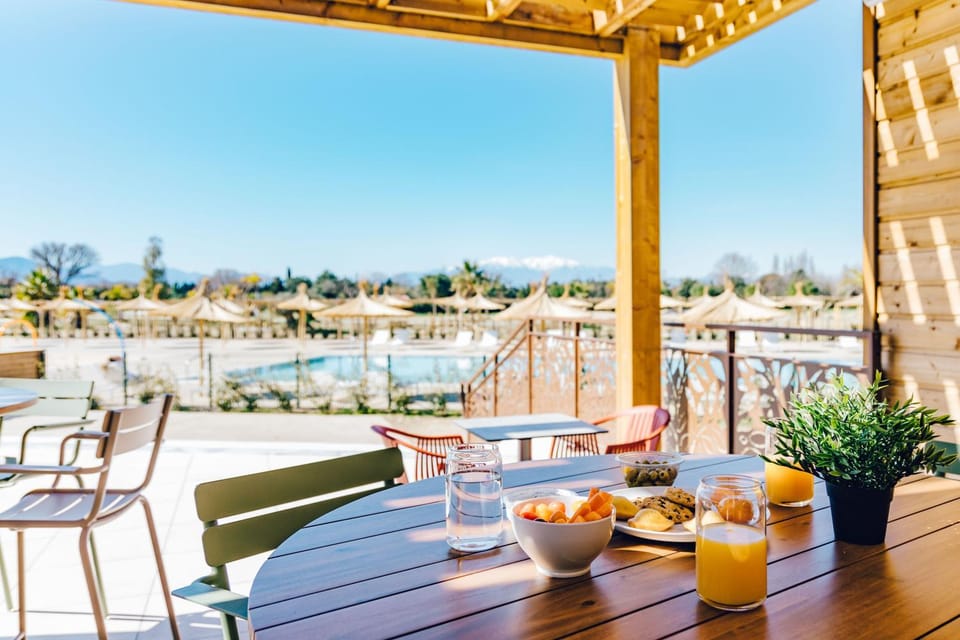 Spring, Day, Natural landscape, Summer, Food and drinks, Seating area, Dining area, Food, Pool view, Swimming pool, Drinks, Sunset