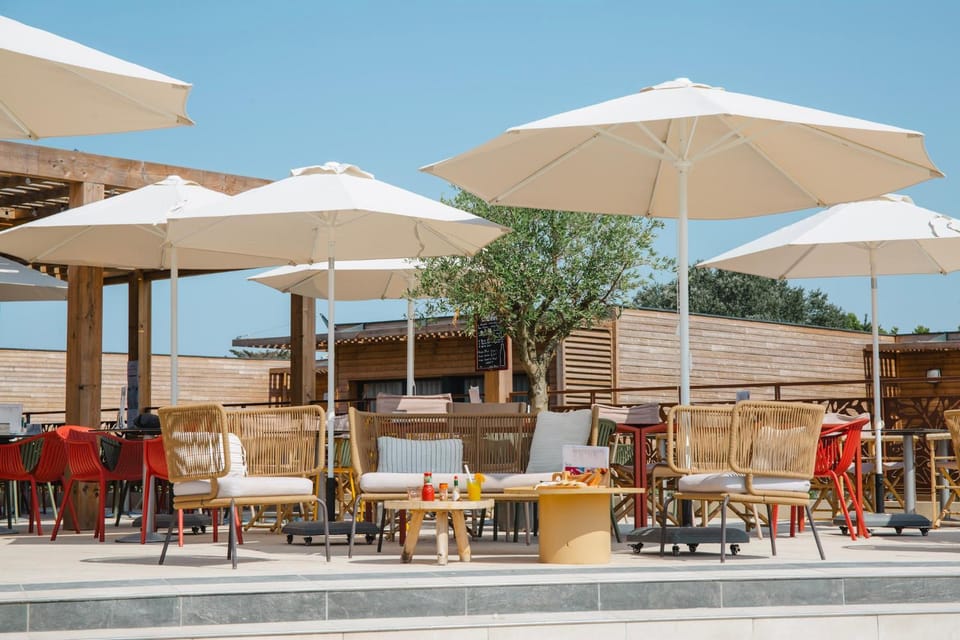 Patio, Restaurant/places to eat, Day, Banquet/Function facilities, Swimming pool
