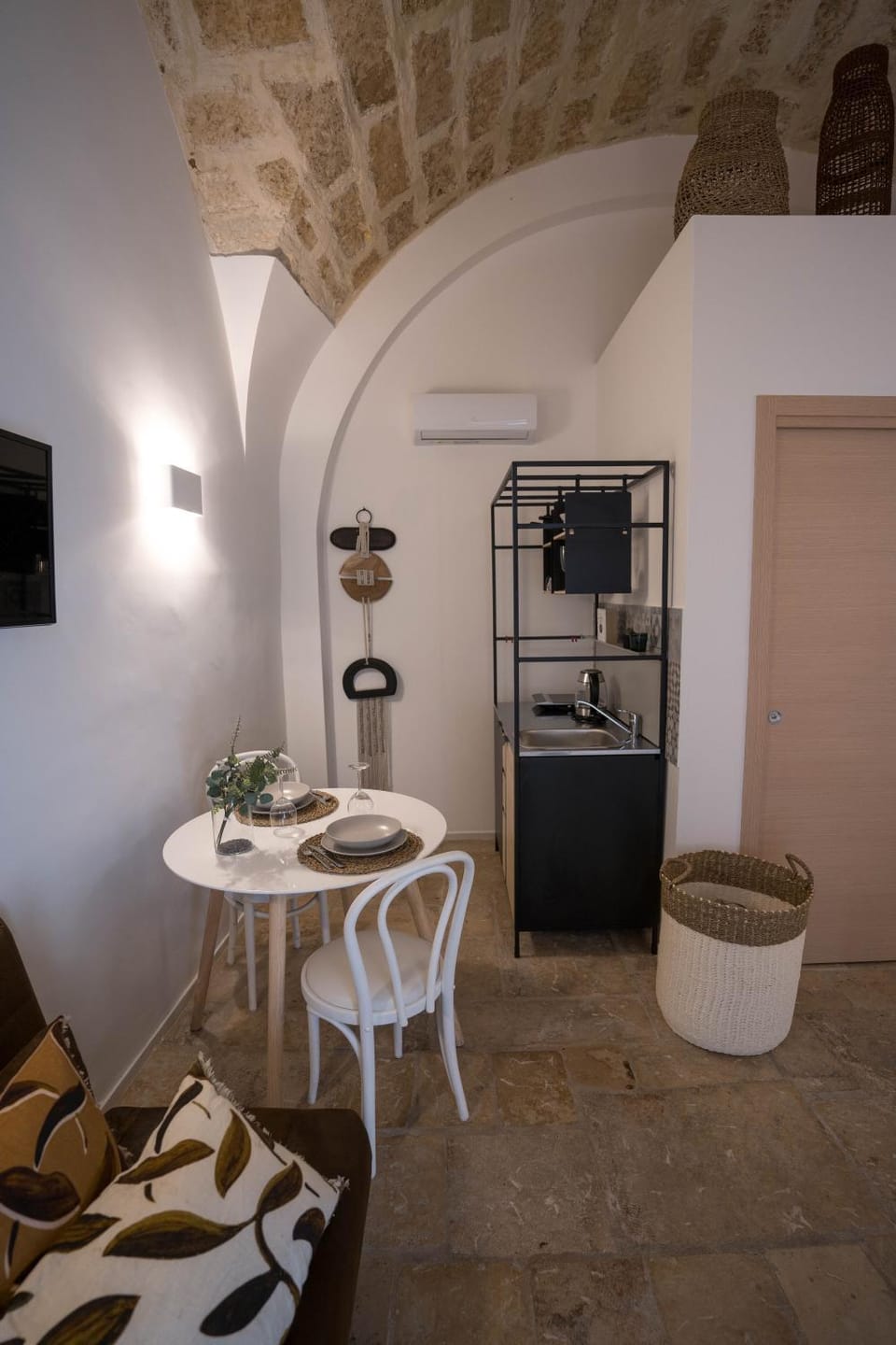 Kitchen or kitchenette, Dining area, minibar