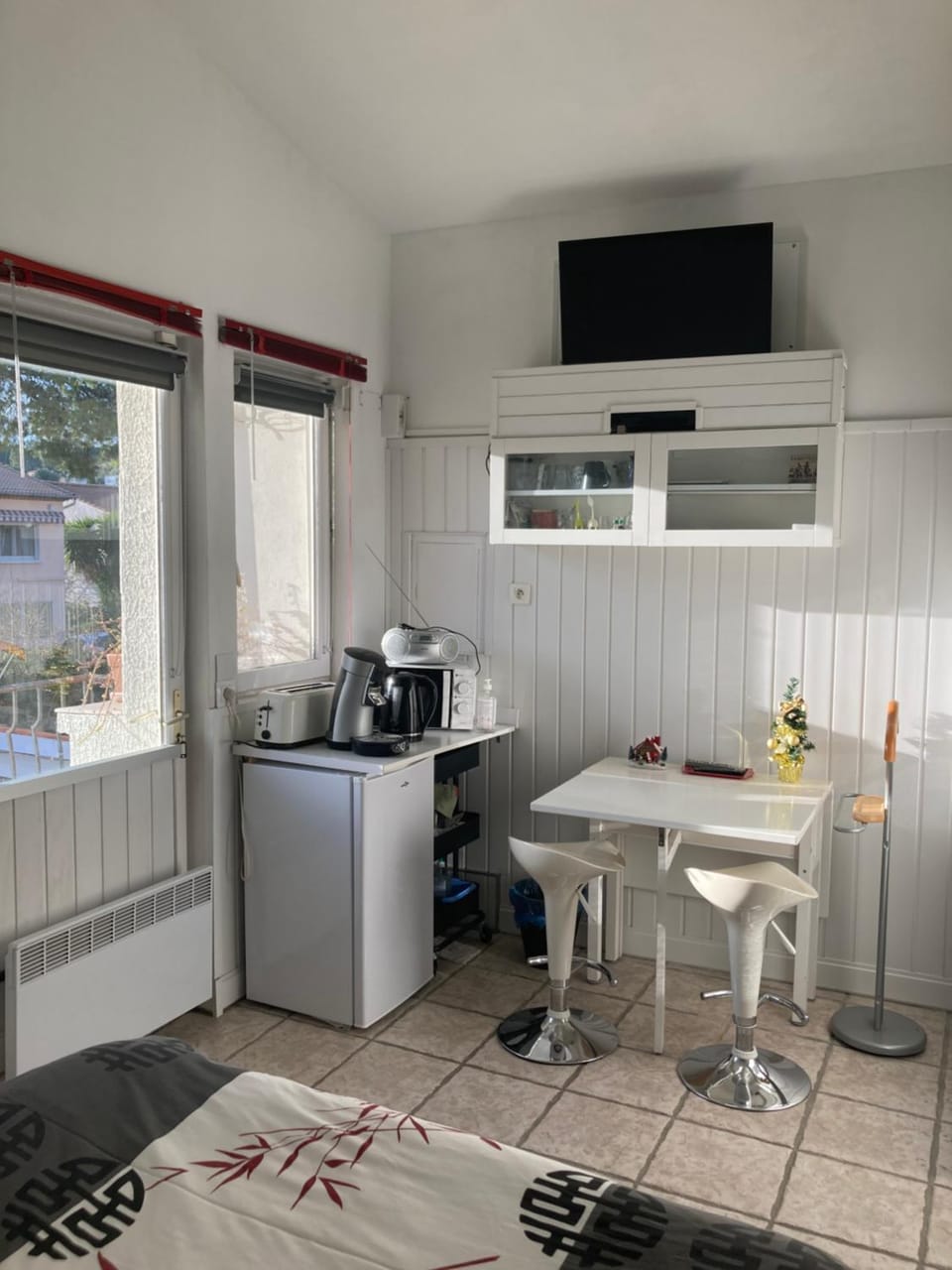 Coffee/tea facilities, Kitchen or kitchenette, Dining area, toaster