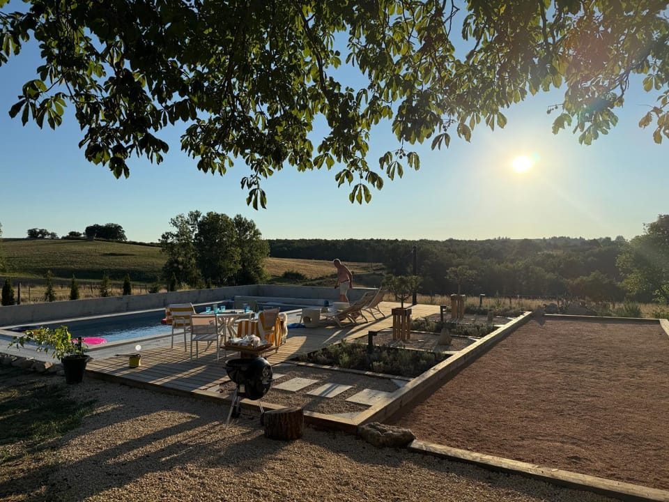 Restaurant/places to eat, Swimming pool