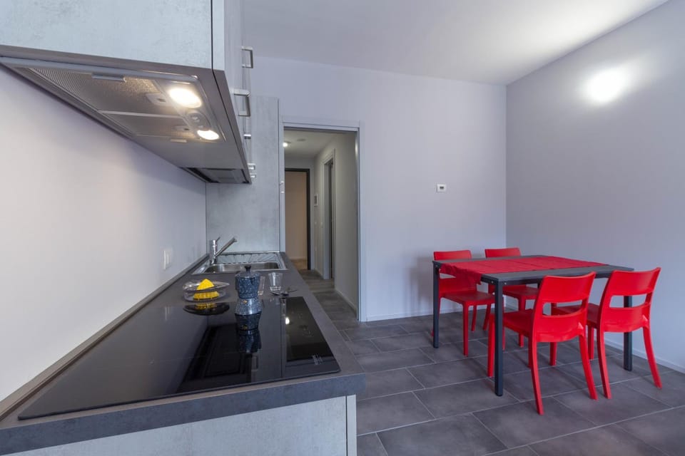 Kitchen or kitchenette, Dining area, stove