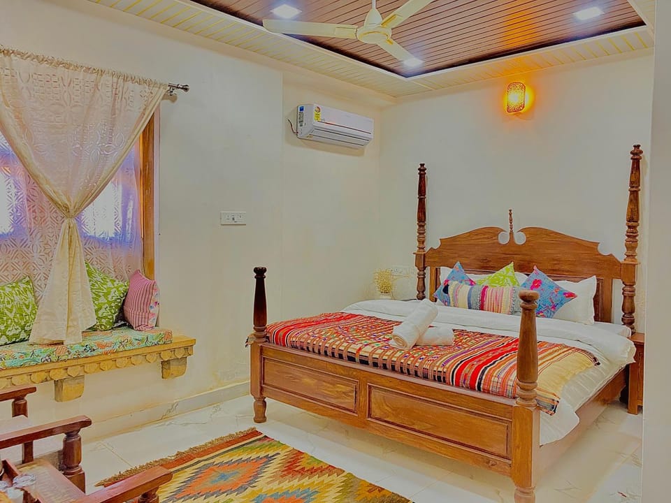 Bed, Seating area, Bedroom, air conditioner