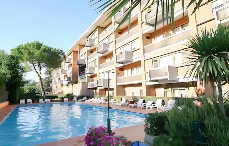 View (from property/room), Pool view, Swimming pool, sunbed