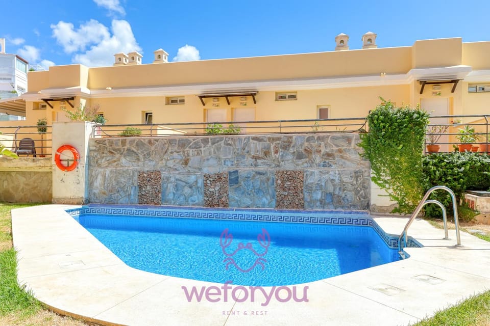 Property building, Day, Pool view, Swimming pool