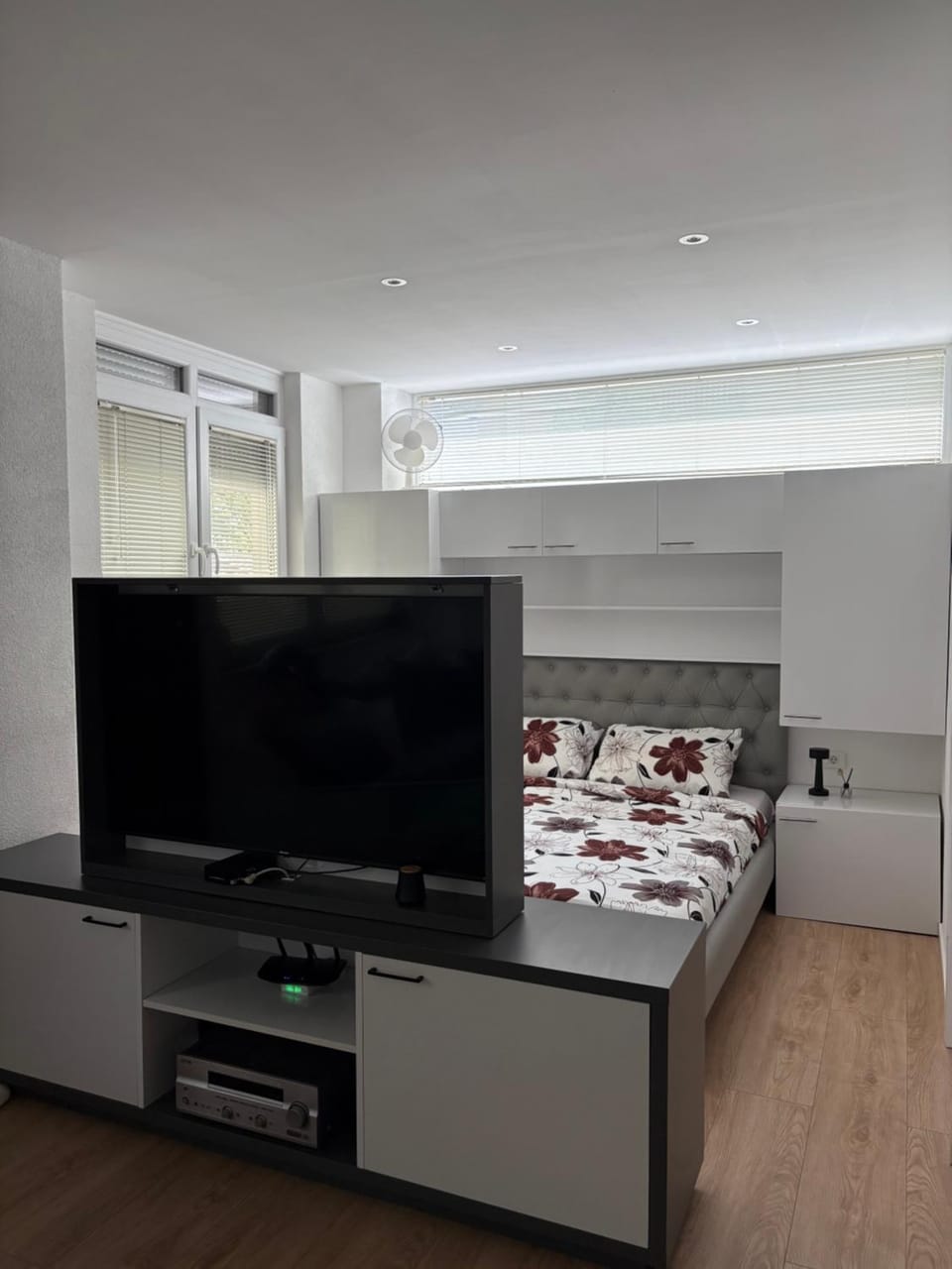 Bed, TV and multimedia, Bedroom