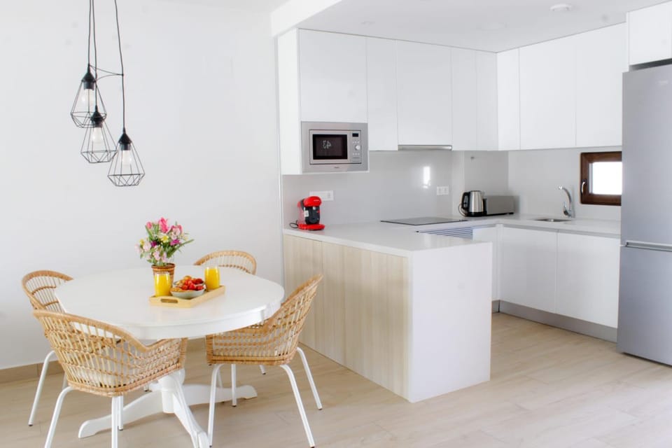 Coffee/tea facilities, Kitchen or kitchenette, Dining area, oven, stove