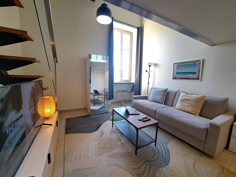 Massena square View 2 min to the beach & the old town Apartment in Nice