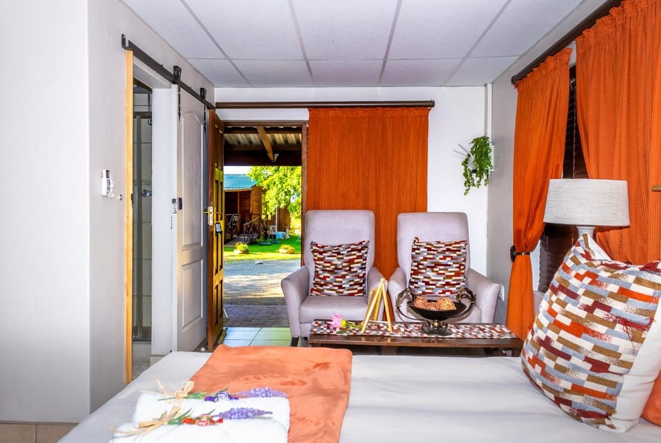 Bed, Garden, Photo of the whole room, Seating area, Bedroom, Garden view