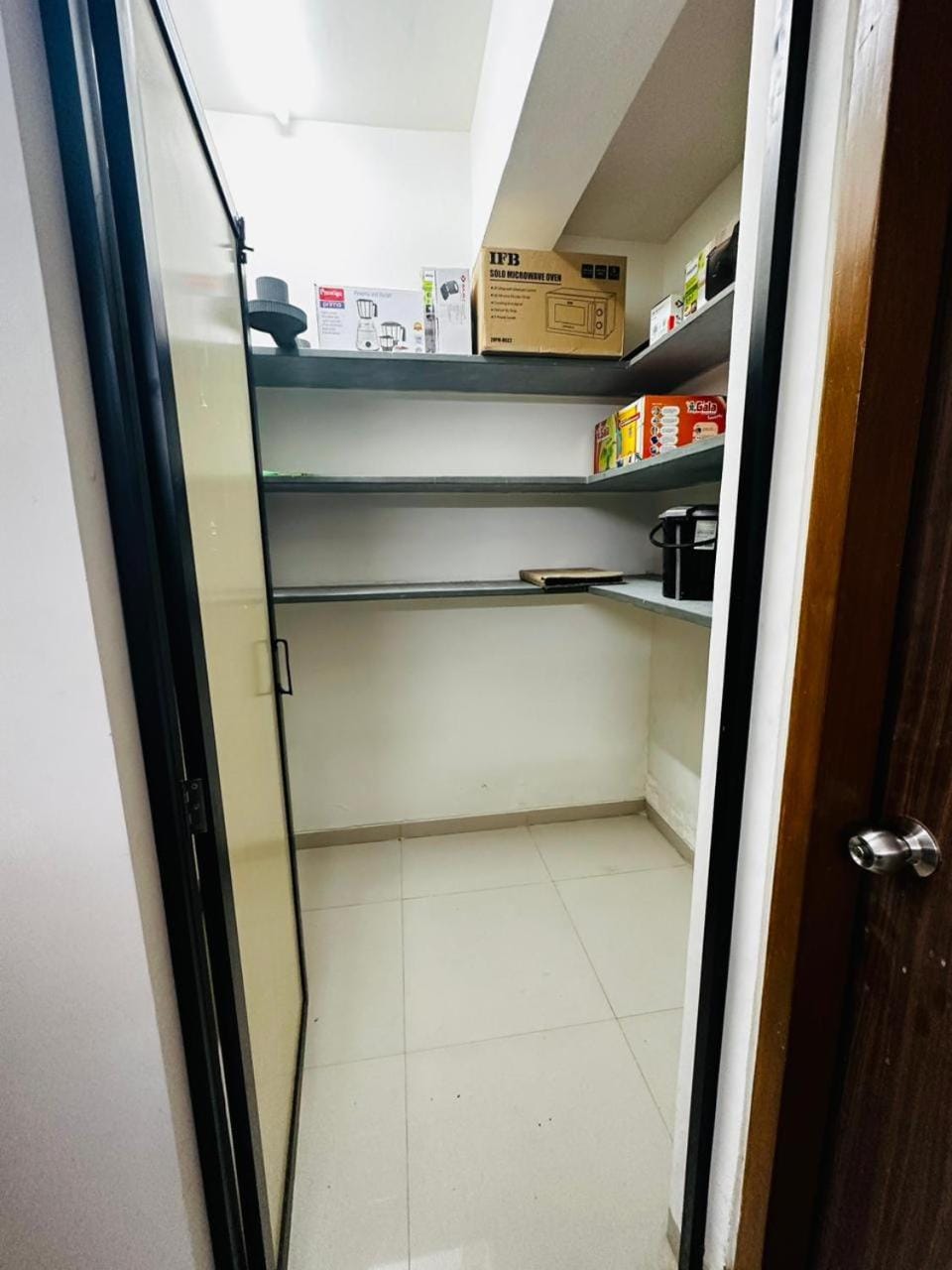 Kitchen or kitchenette, storage