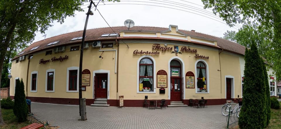 Fényes Vendéglő és Panzió Bed and Breakfast in Hungary