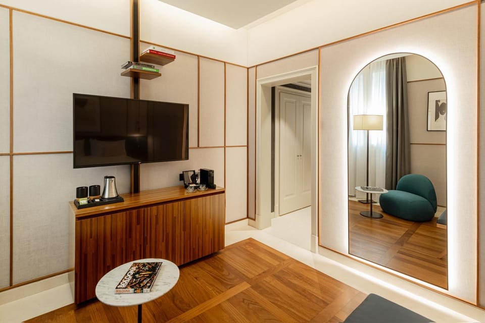 TV and multimedia, Coffee/tea facilities, minibar, safe, wardrobe