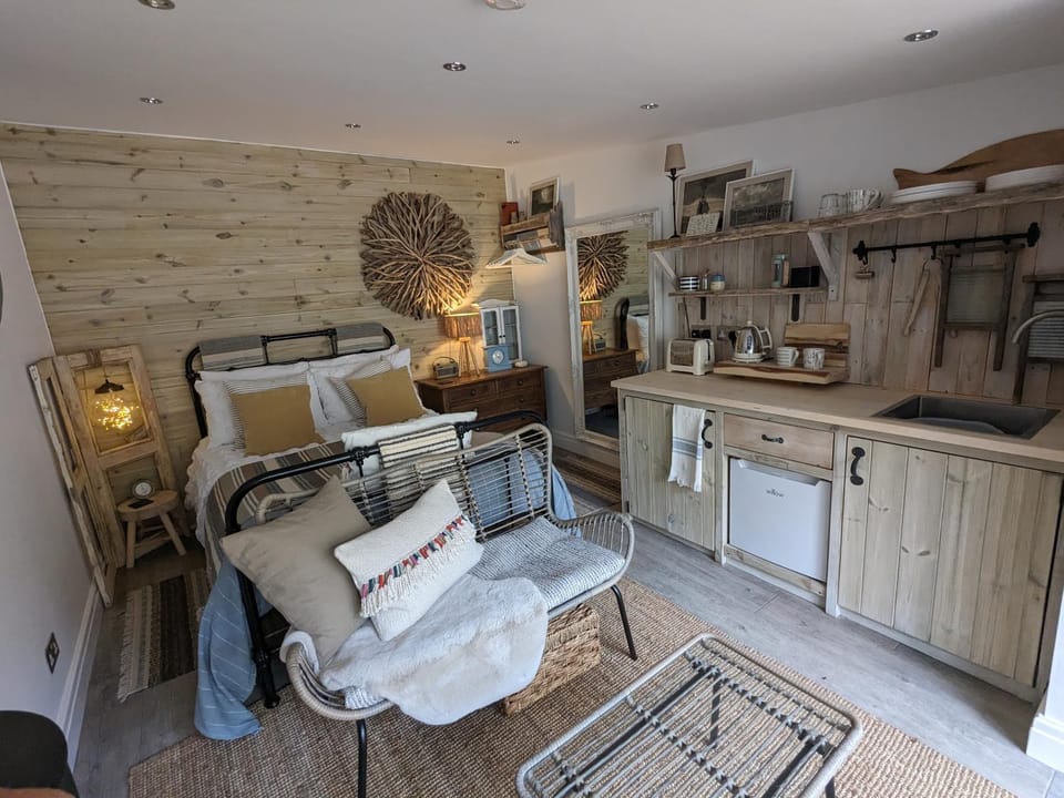 Bed, Coffee/tea facilities, Kitchen or kitchenette, Photo of the whole room, Seating area, Bedroom, minibar