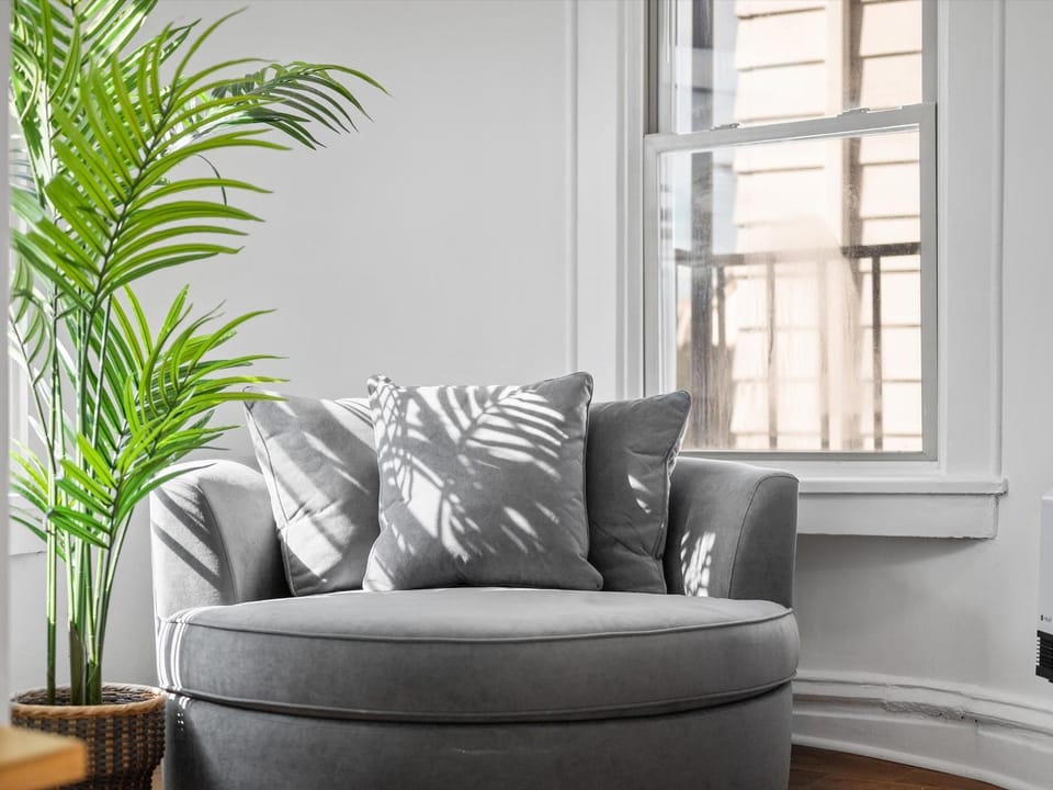 Shadyside, Pittsburgh, Modern and Bright 1 Bedroom Unit4 with Free Parking Apartment in Shadyside