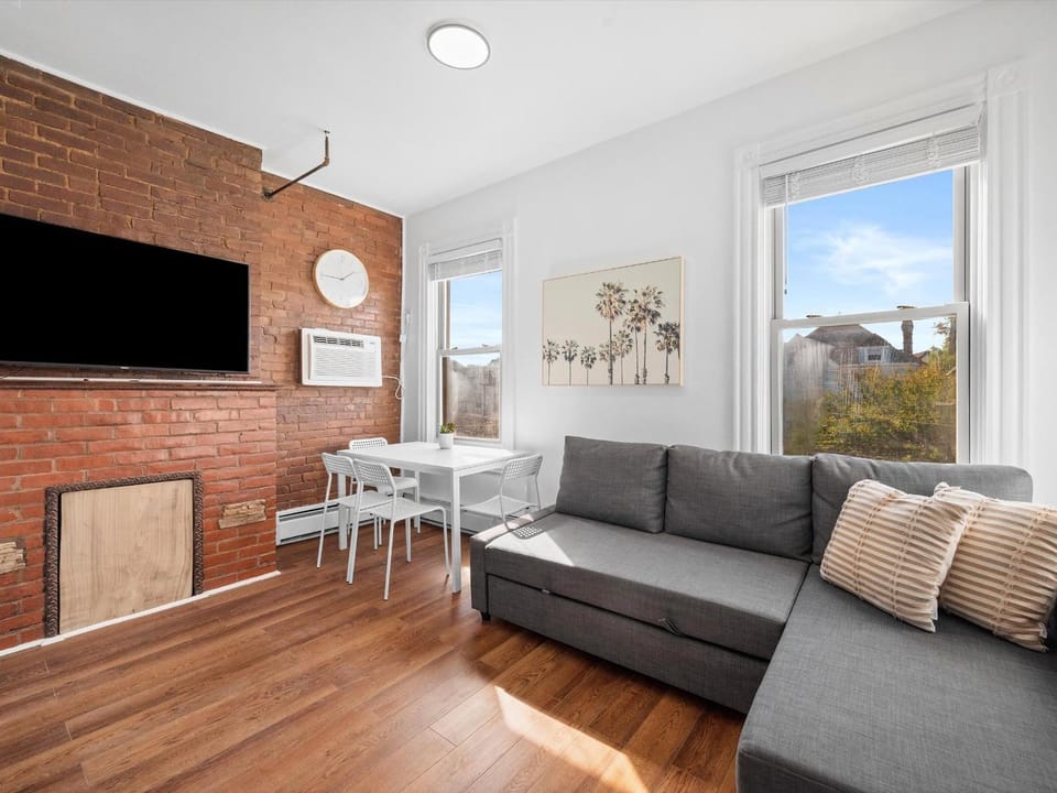 Shadyside, Pittsburgh, Modern and Bright 1 Bedroom Unit4 with Free Parking Apartment in Shadyside