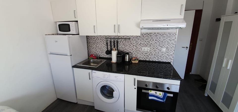 Kitchen or kitchenette, oven, toaster, washing machine