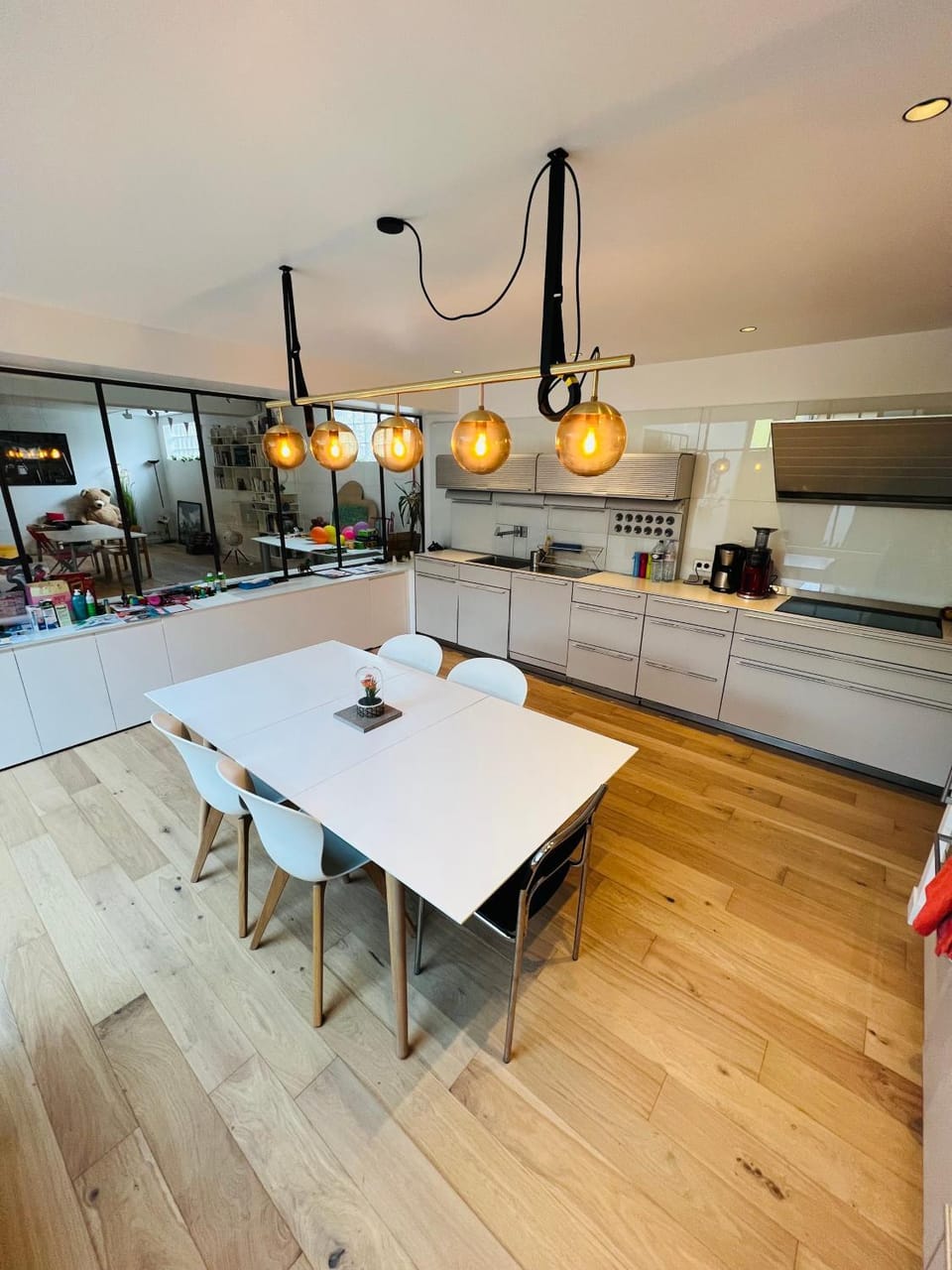 Kitchen or kitchenette, Dining area