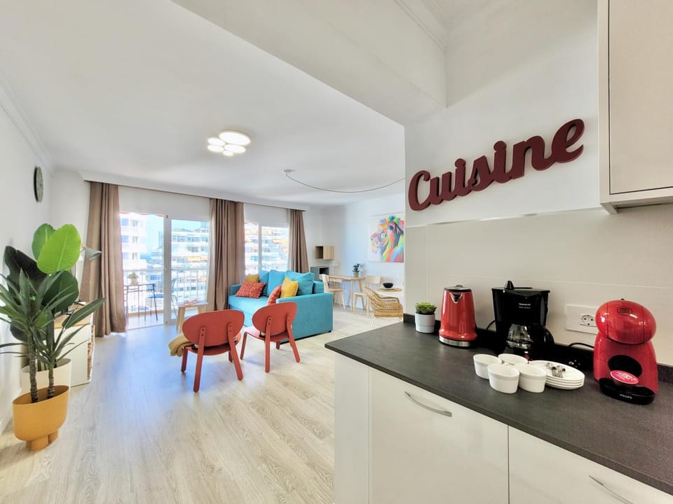 Coffee/tea facilities, Kitchen or kitchenette, Living room, Seating area