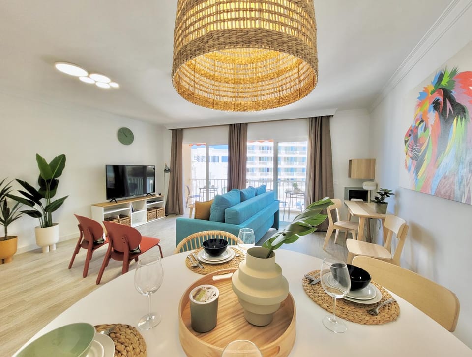 TV and multimedia, Living room, Seating area, Dining area