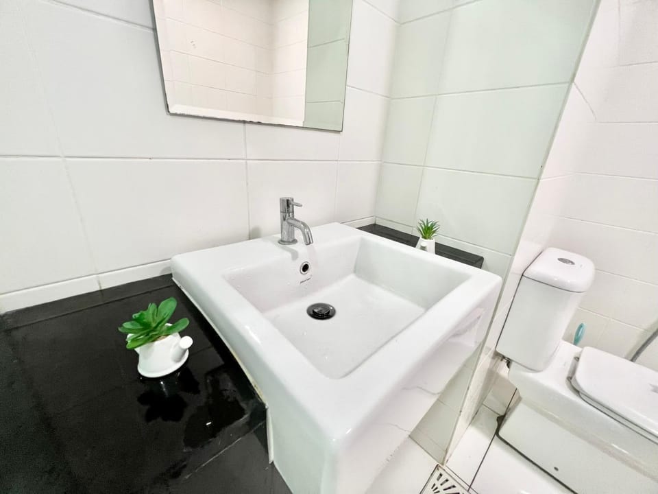 V 1-5Pax Cozy Home Trefoil Setia Alam 2 Queen bed Apartment in Selangor, Malaysia
