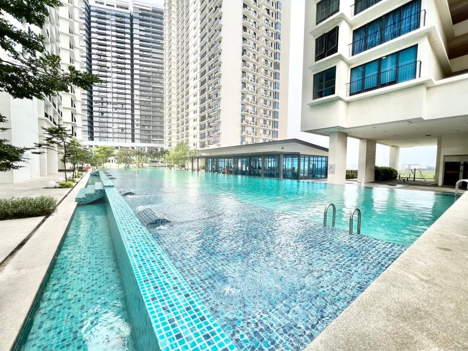 V 1-5Pax Cozy Home Trefoil Setia Alam 2 Queen bed Apartment in Selangor, Malaysia