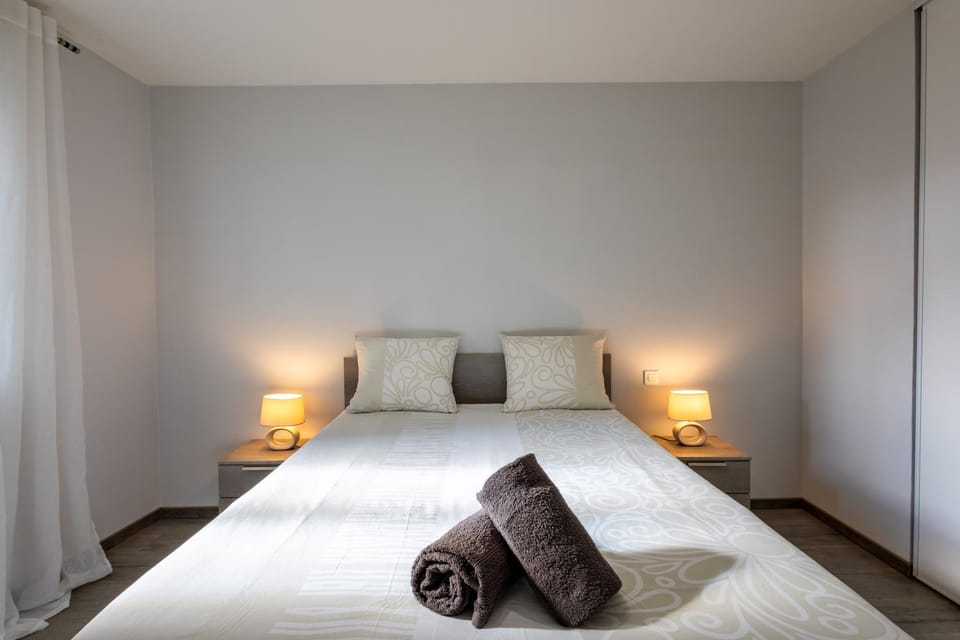 Bed, Bedroom, towels