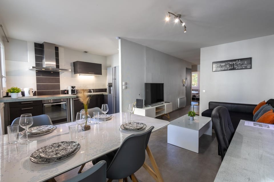 TV and multimedia, Kitchen or kitchenette, Living room, Dining area