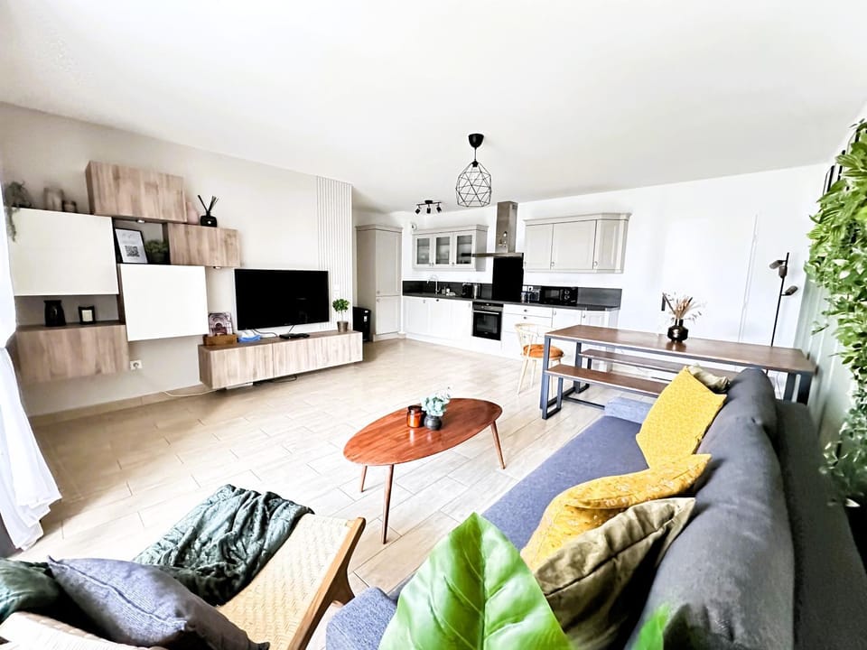 Communal lounge/ TV room, Coffee/tea facilities, Kitchen or kitchenette, Living room, Decorative detail, minibar, pet friendly, stove, kitchen
