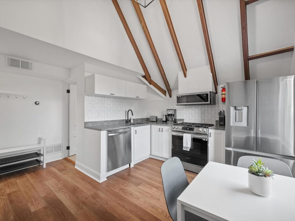 Shadyside, Pittsburgh, Modern and Stylish 1 Bedroom Unit5 with Free Parking Apartment in East Liberty