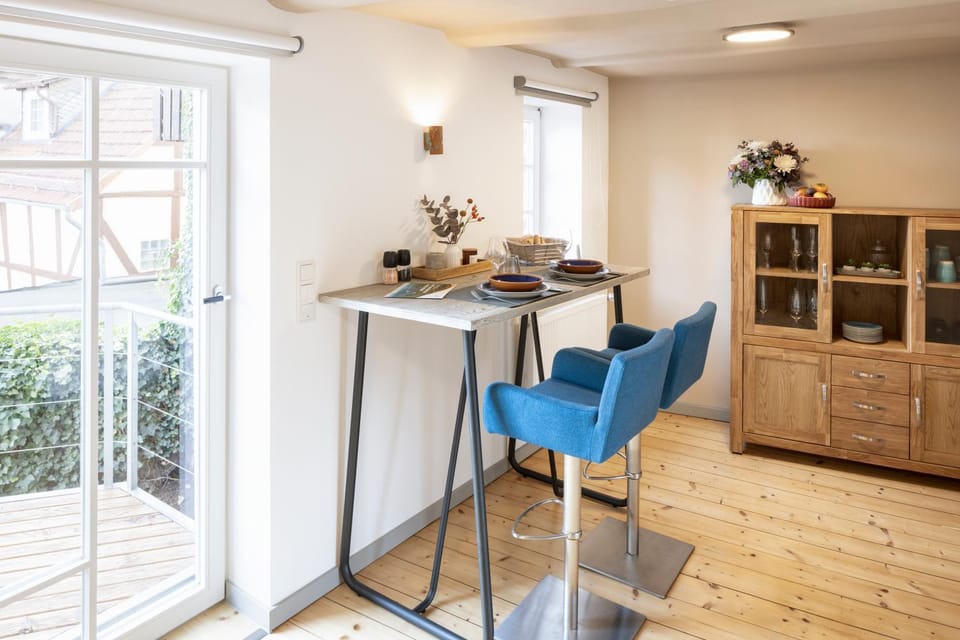 Kitchen or kitchenette, Seating area, Food