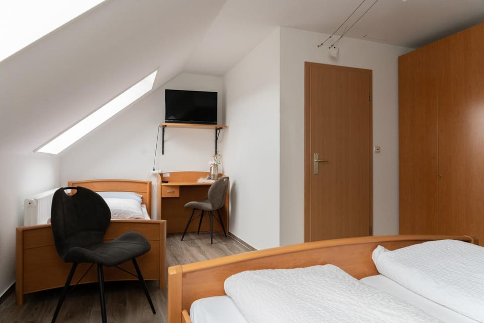 Bed, TV and multimedia, Bedroom