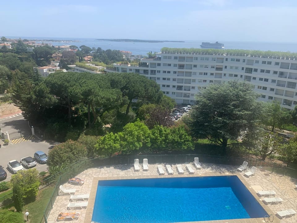 Pool view, Sea view