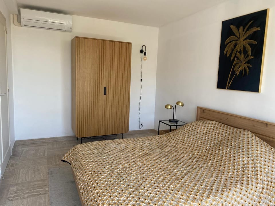 Bed, Photo of the whole room, Bedroom, wardrobe, air conditioner