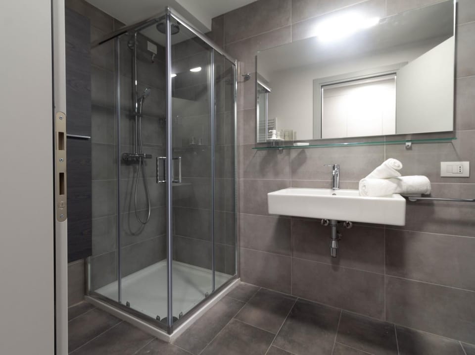 Shower, Bathroom, towels