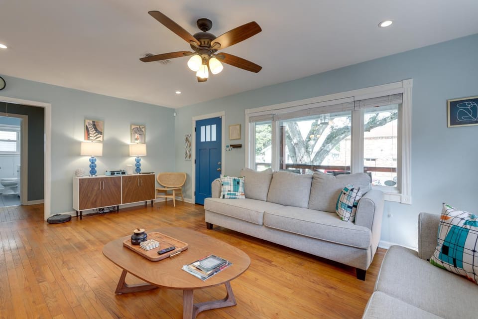 Near Beach! Galveston Family Gem w/ Playground House in Galveston Island