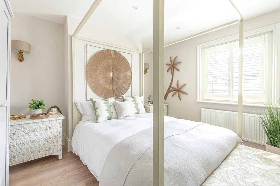 The Shell House (Sleeps 12 - 5 mins to Beach) House in Bournemouth