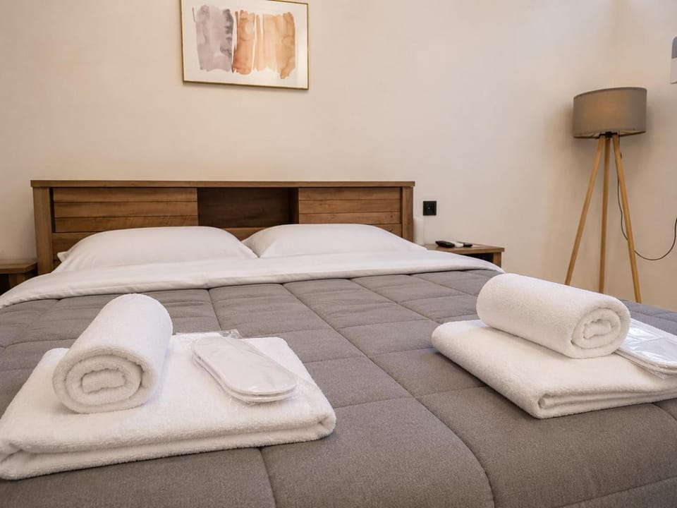 Bed, Photo of the whole room, Bedroom, towels