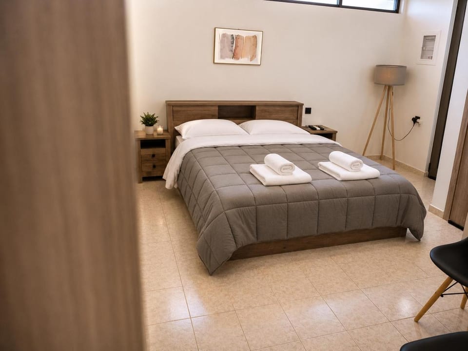 Bed, Photo of the whole room, Bedroom, towels