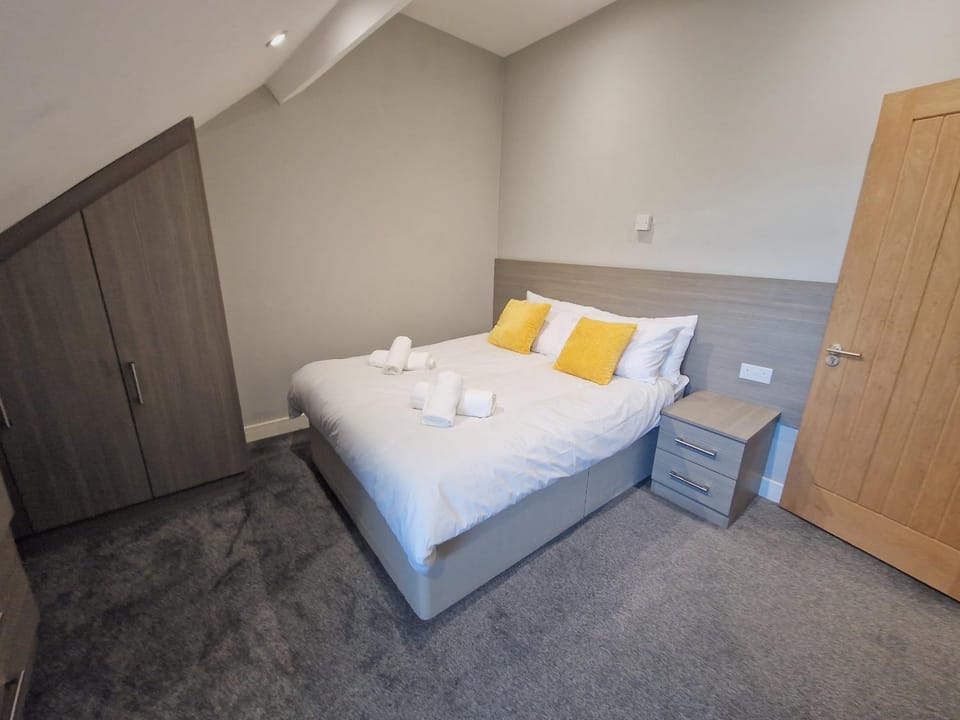 Bedroom, towels, wardrobe