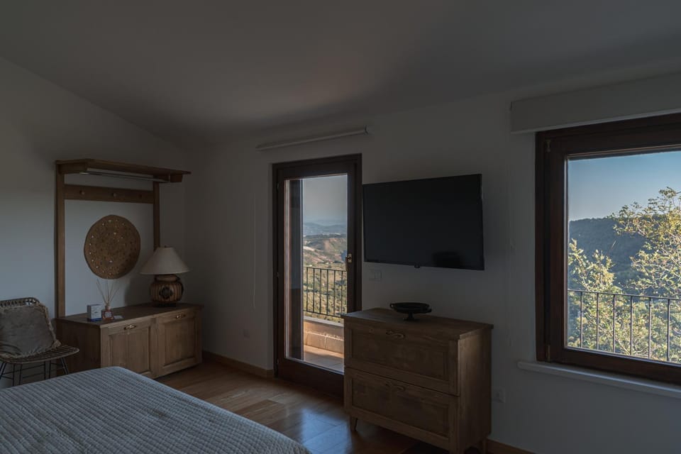 Bed, Natural landscape, TV and multimedia, Bedroom