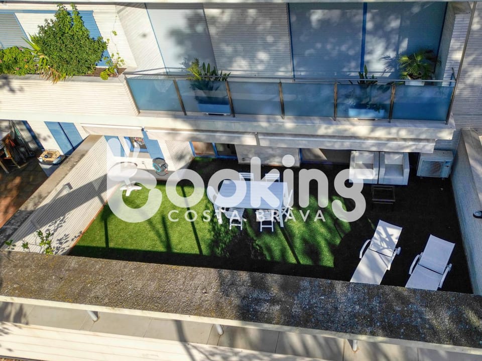 Property building, Day, Balcony/Terrace