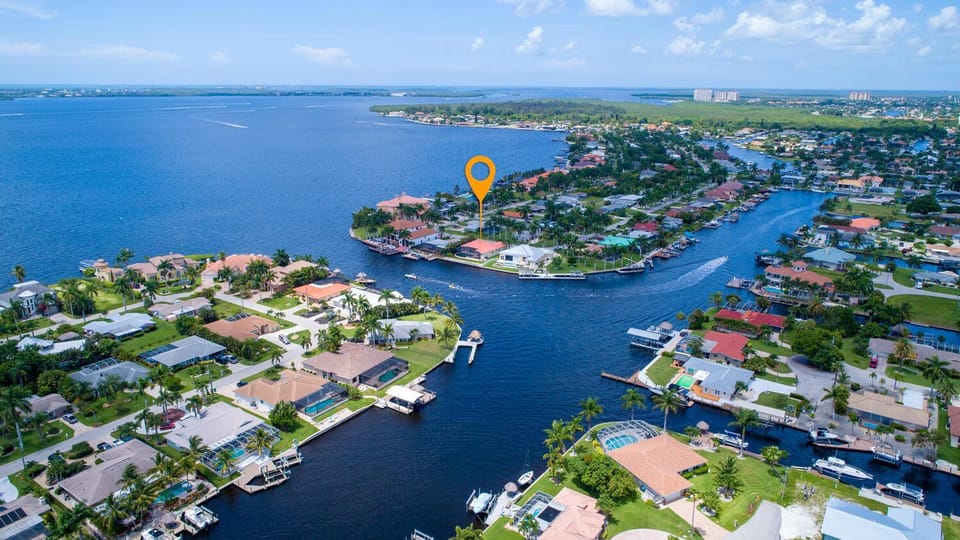 The Hammock - Beautiful waterfront 4 bedroom home with heated pool Villa in Cape Coral