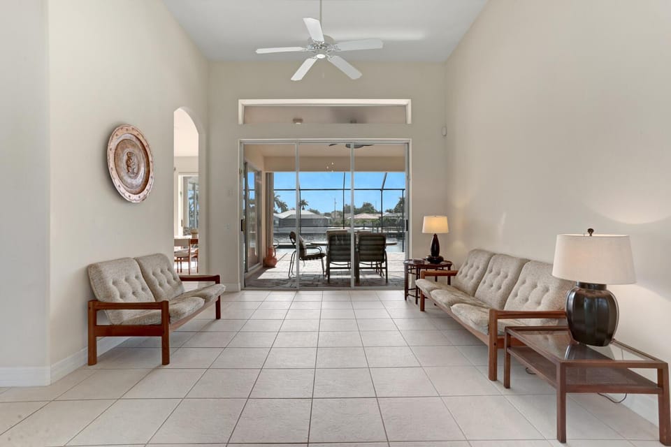 The Hammock - Beautiful waterfront 4 bedroom home with heated pool Villa in Cape Coral