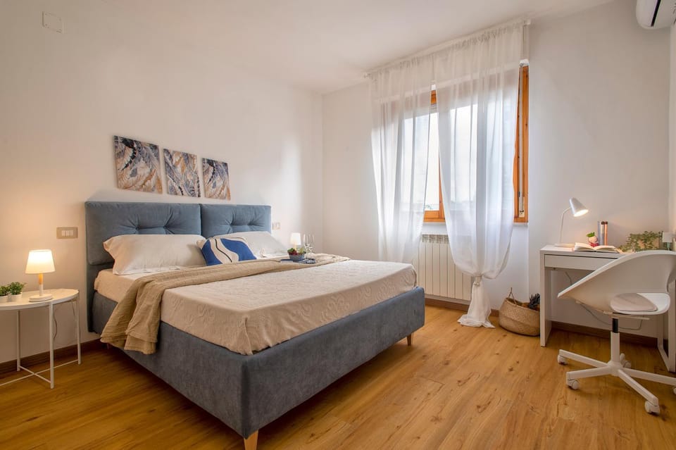 Bed, Photo of the whole room, Seating area, Bedroom, hair dresser